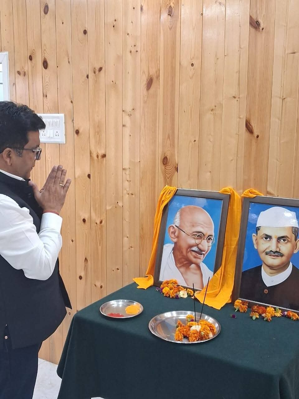 महात्मा गांधी और शास्त्री जयंती पर पिथौरागढ़ में दी गई श्रद्धांजलि