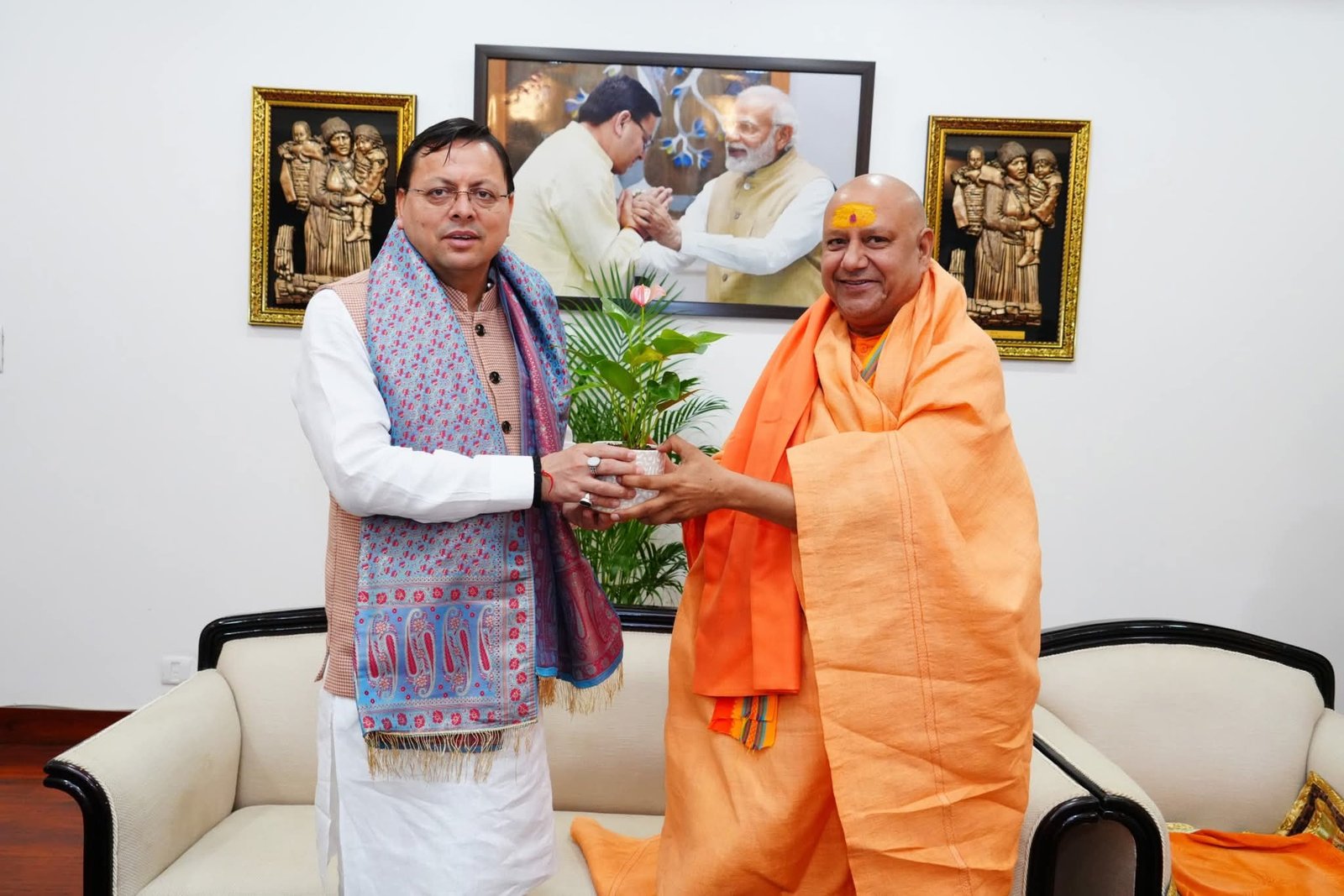 सीएम धामी से मिले महामंडलेश्वर