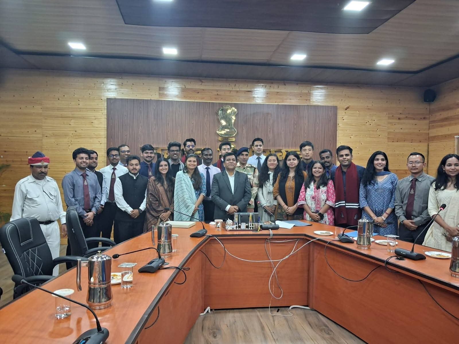 ट्रेनी अफसरों के साथ डीएम पिथौरागढ़ की बैठक