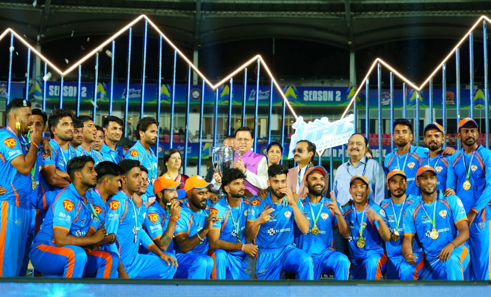 उत्तराखंड प्रीमियर लीग के फाइनल मुकाबले में सीएम धामी बढ़ाया खिलाड़ियों का उत्साह