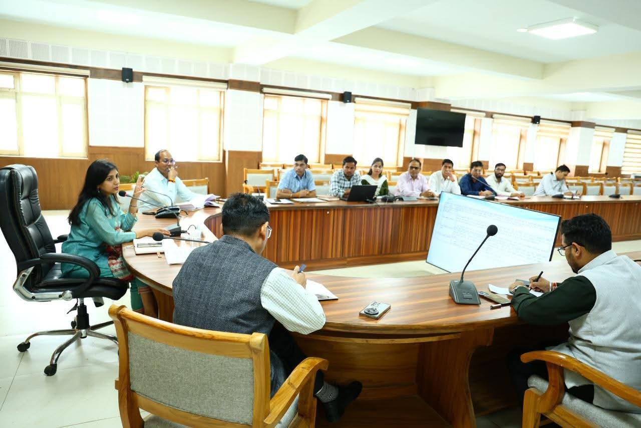 डीएम पौड़ी ने नगर निकायों की समीक्षा बैठक की