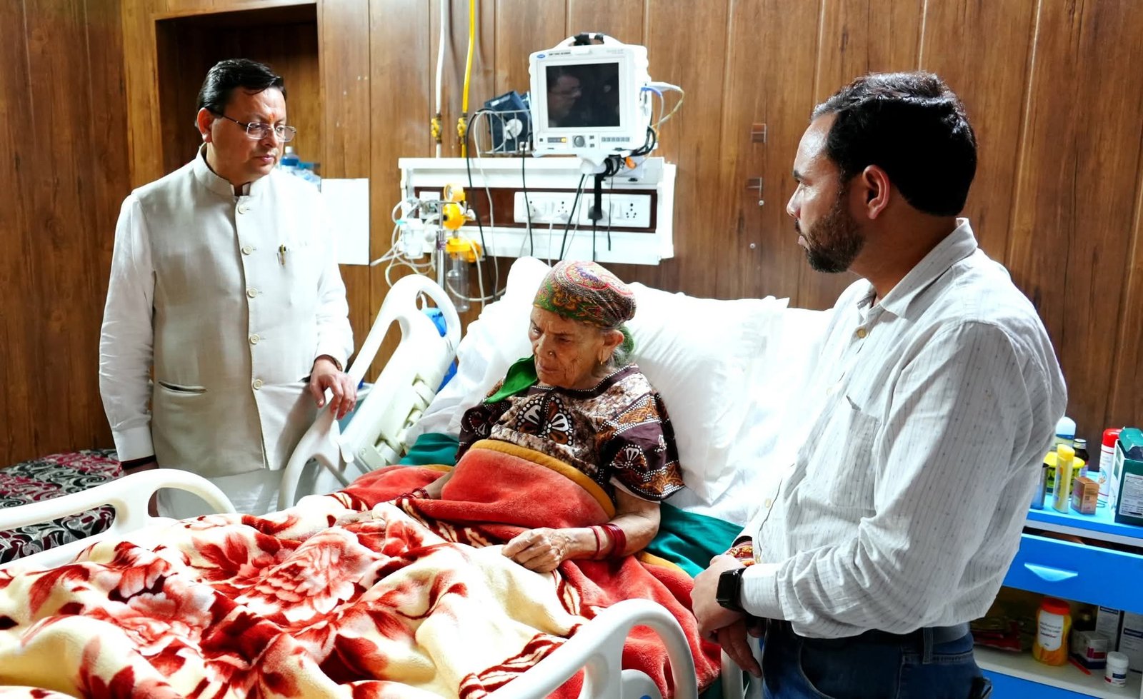 दून अस्पताल में एडमिट धन सिंह रावत की माता जी से मिले सीएम धामी