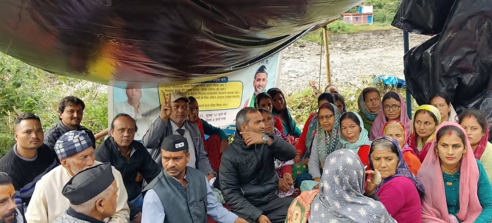 रुद्रप्रयाग में 5 दिन से जारी है यूकेडी का धरना, केंद्रीय विद्यालय की बिल्डिंग का जल्द निर्माण करने की मांग