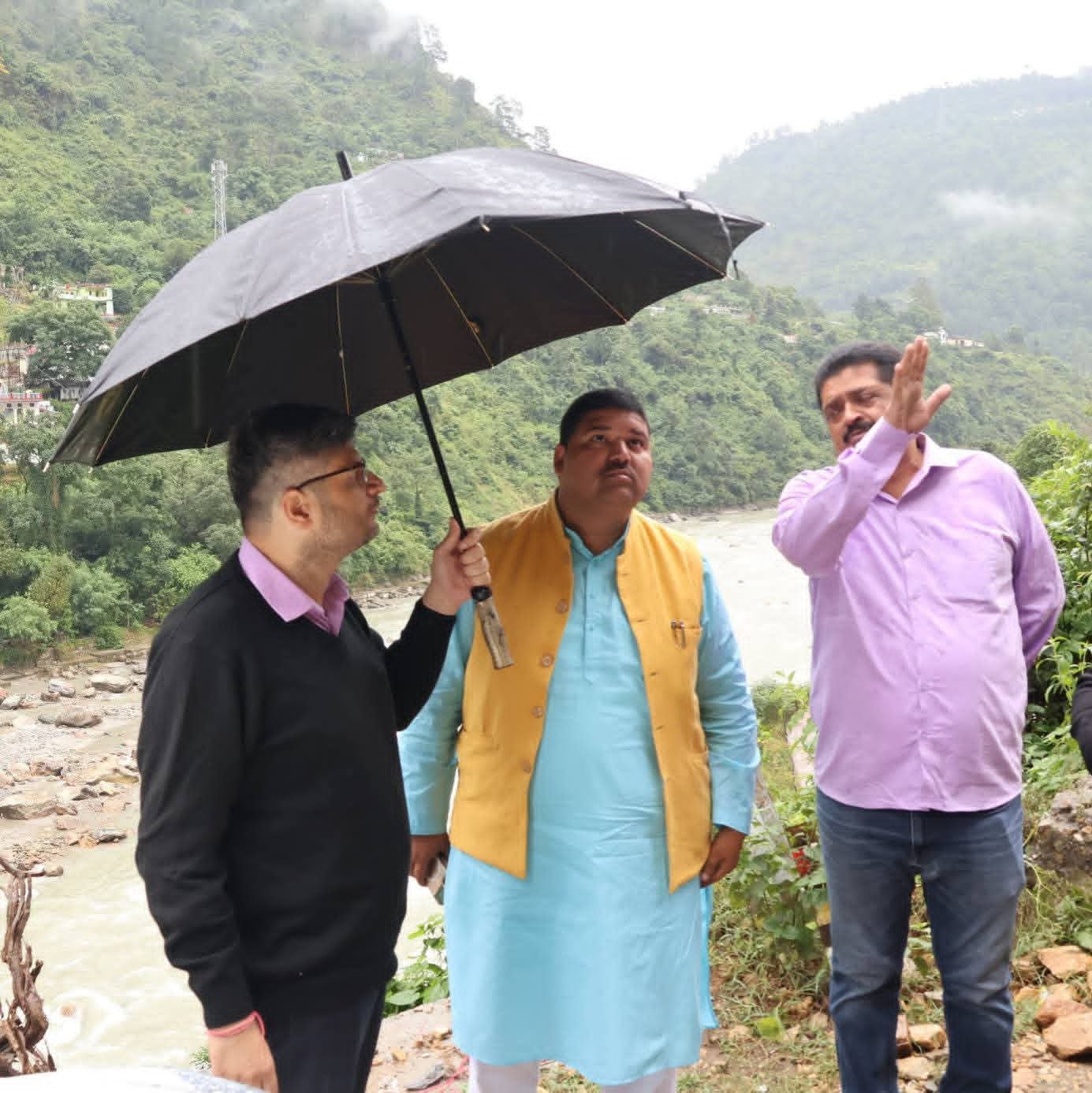 डीएम चमोली ने कर्णप्रयाग में भूस्खलन प्रभावित क्षेत्रों का किया निरीक्षण