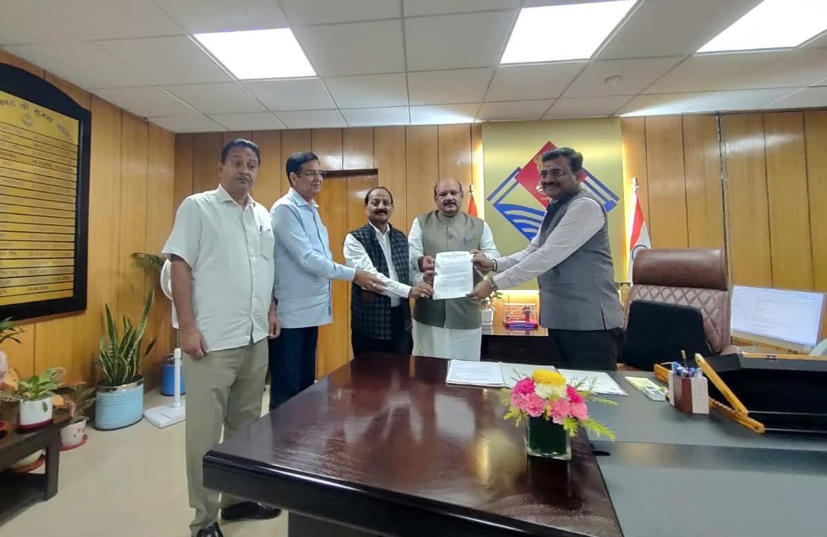 देहरादून के IT पार्क जमीन आवंटन विवाद पर कांग्रेस का कड़ा रुख, प्रीतम सिंह की अगुवाई में प्रतिनिधिमंडल ने मुख्य सचिव को सौंपा ज्ञापन