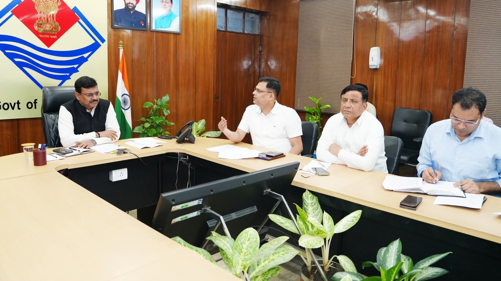 झुग्गी बस्तियों के विकास को लेकर मुख्य सचिव ने की बैठक