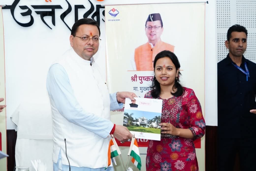 सीएम धामी ने बांटे नियुक्ति पत्र