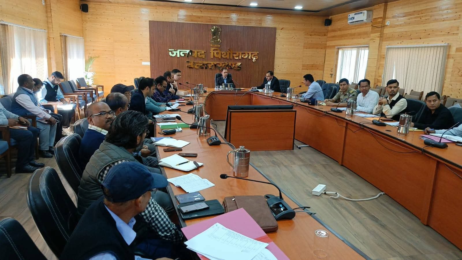 डीएम पिथौरागढ़ ने सभी सड़कों को 31 अक्टूबर तक गढ्ढा मुक्त करने का निर्देश दिया