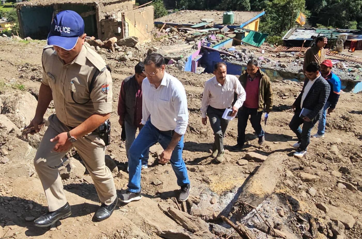 डीएम चमोली ने आपदा प्रभावित नंदानगर का किया निरीक्षण