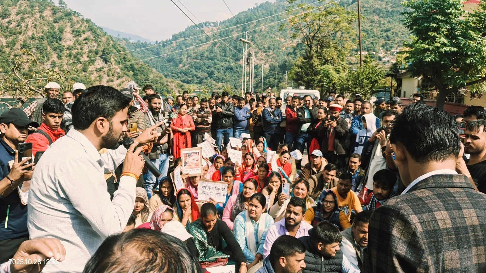 खाराश्रोत में शराब का ठेका बंद कराने को लेकर आंदोलन
