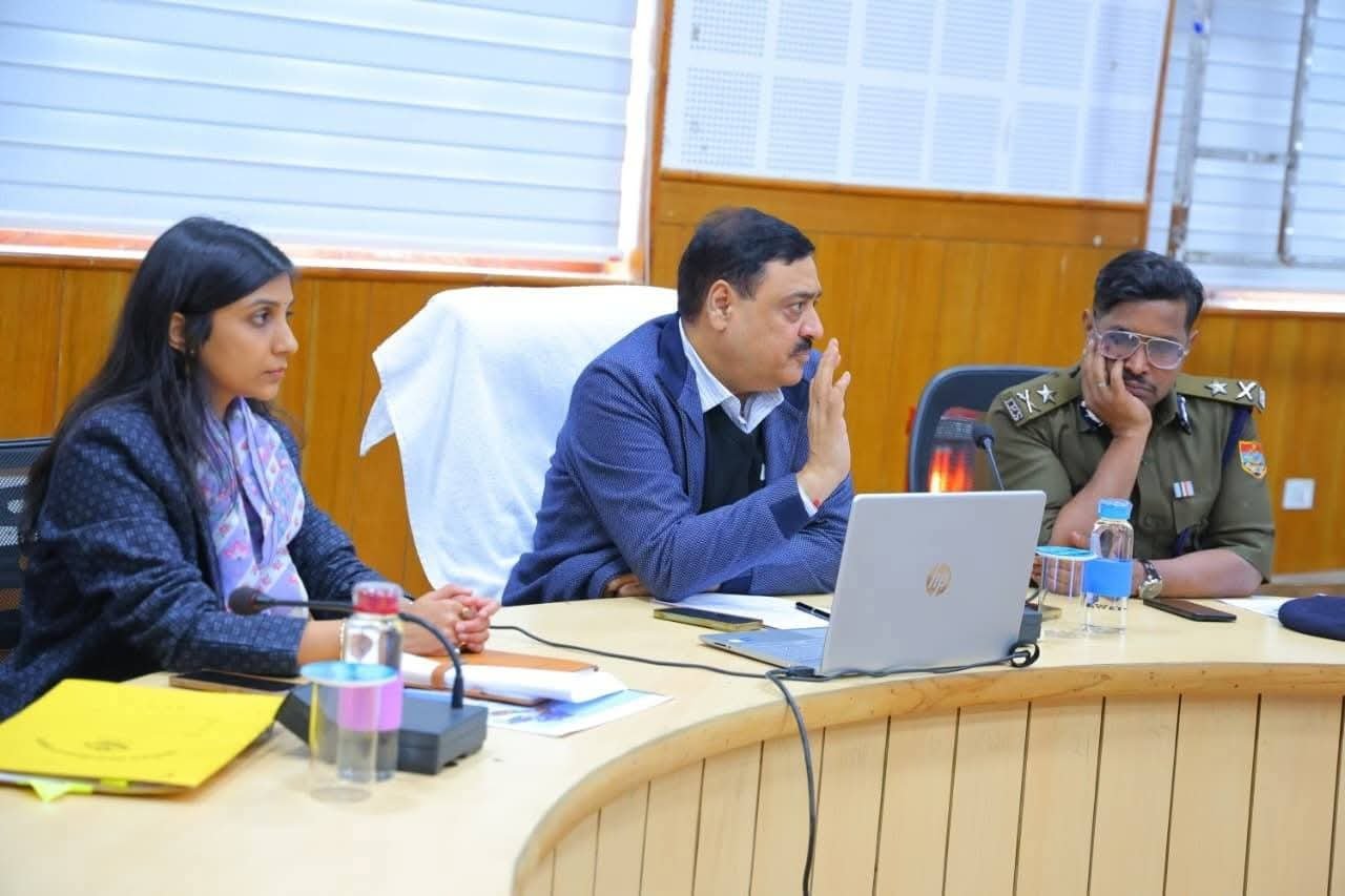 गढ़वाल कमिश्नर की पौड़ी में बैठक, दिए ये निर्देश