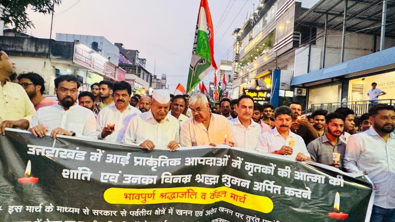 आपदा में दिवंगत हुए लोगों की आत्मा की शांति के लिए कांग्रेस ने देहरादून में निकाला कैंडल मार्च