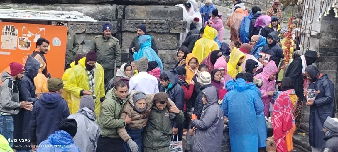 बर्फबारी के बावजूद केदारनाथ में उमड़ रहे श्रद्धालु