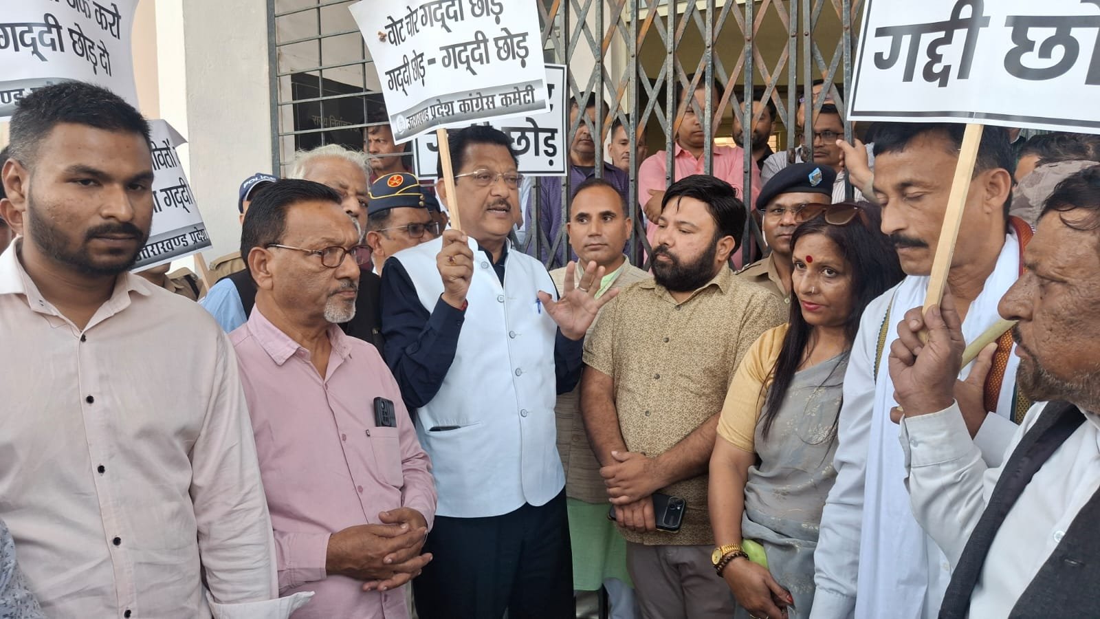 कांग्रेस ने वोट चोर गद्दी छोड़ अभियान के तहत किया प्रदर्शन, मुख्य निर्वाचन आयुक्त सुशील कुमार को हटाने की मांग