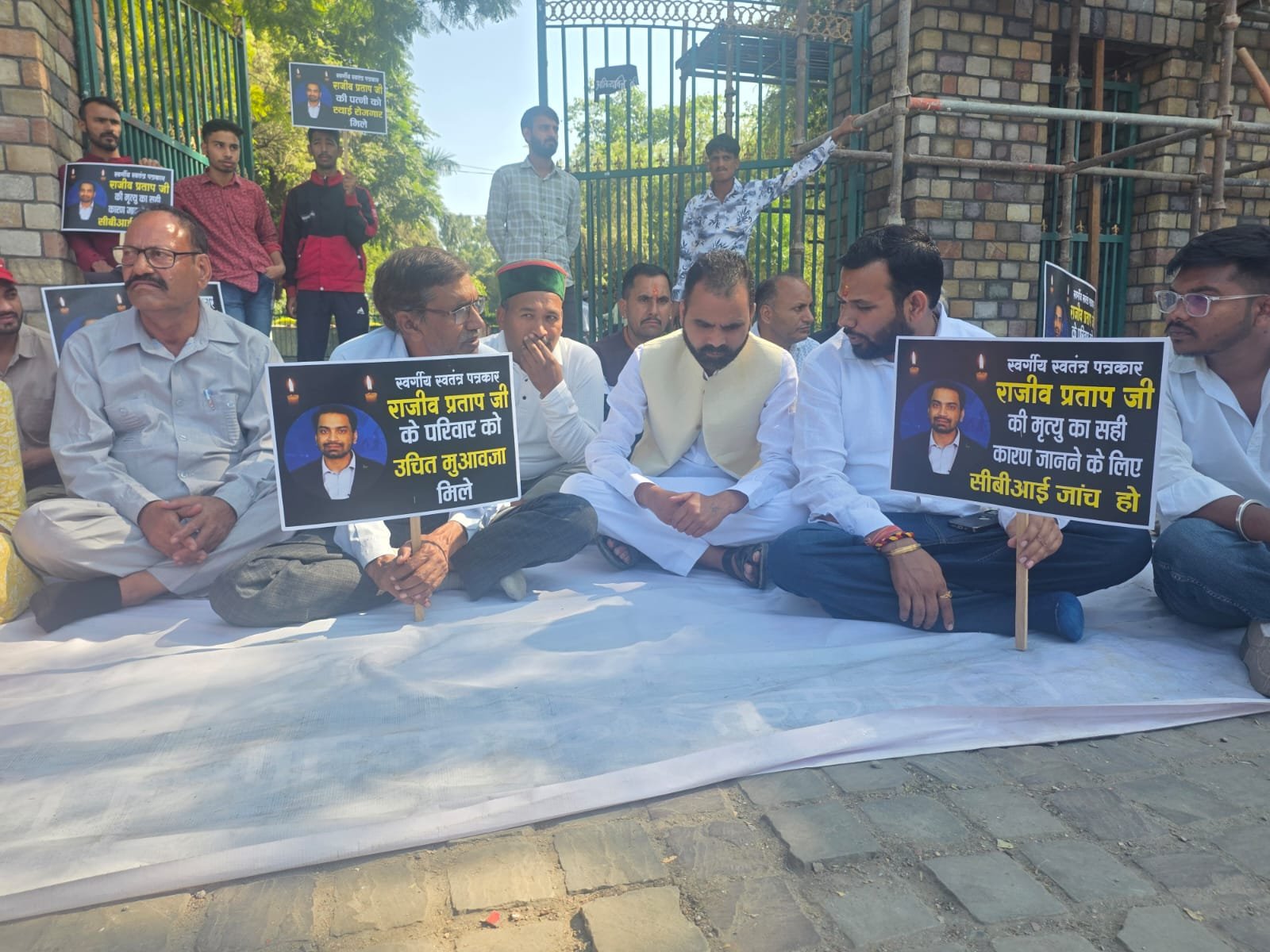 दिवंगत पत्रकार राजीव प्रताप के परिजनों ने सीएम धामी को सौंपा ज्ञापन, सीबीआई जांच की मांग