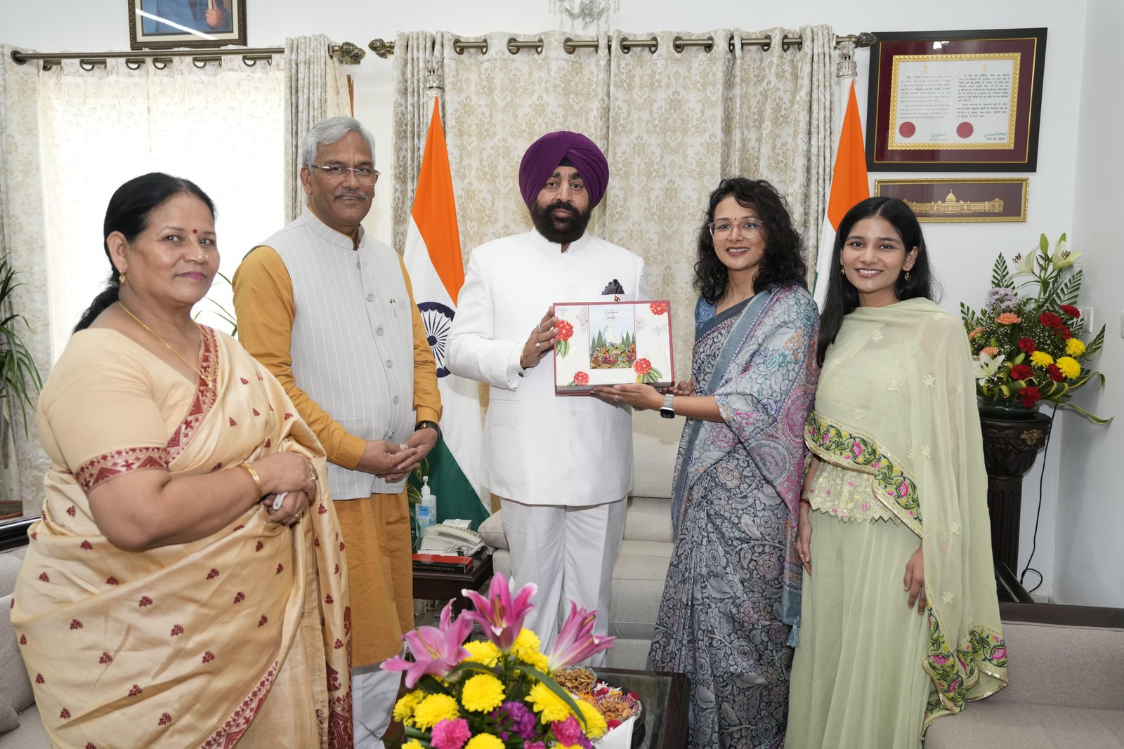 परिवार समेत राज्यपाल से मिले सांसद त्रिवेंद्र रावत, दीपावली की थी बधाई