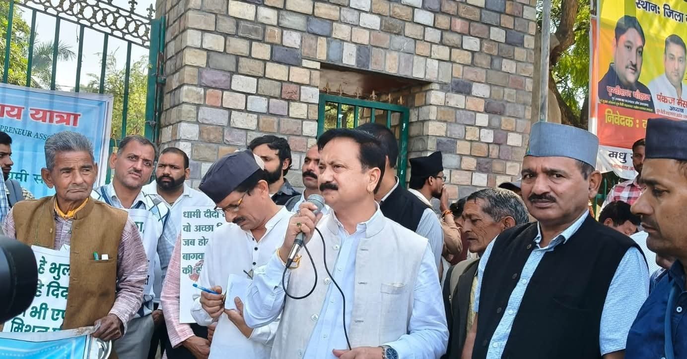 एप्पल मिशन सब्सिडी को लेकर बागवानों का आंदोलन, करन माहरा ने धामी सरकार पर बोला हमला