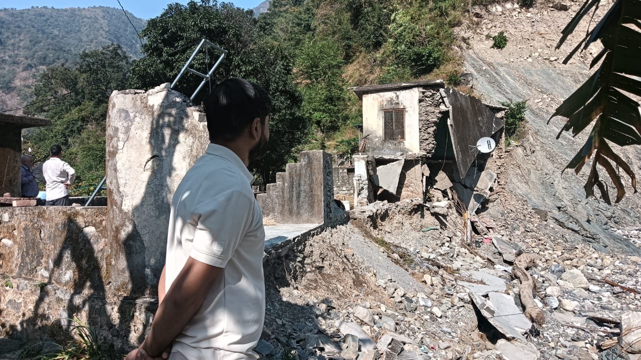 सेबुवाला गांव में बरसात से तबाही, कांग्रेस ने की प्रभावित परिवारों को राहत देने की मांग