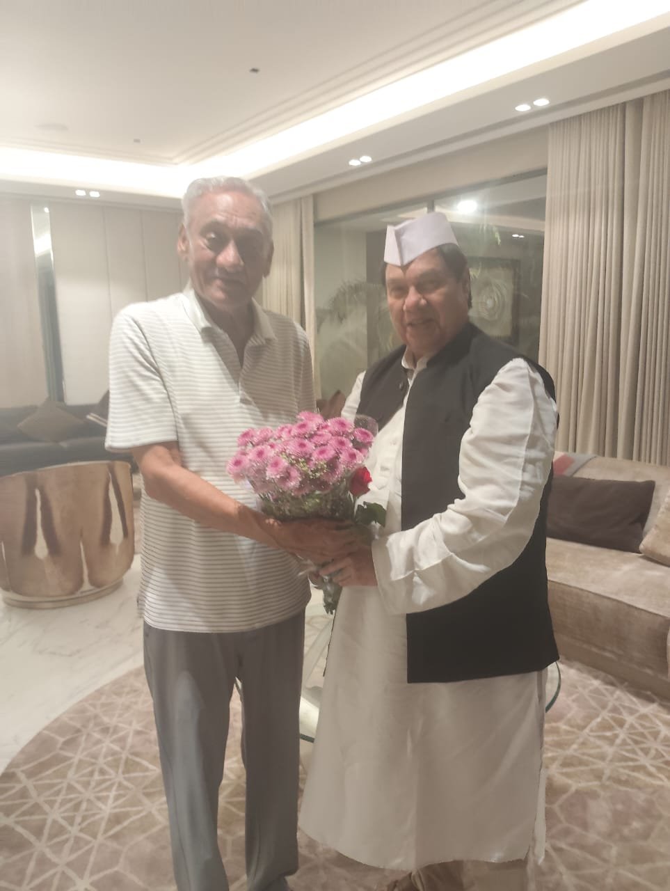 पूर्व मुख्यमंत्री विजय बहुगुणा से मिले कांग्रेस प्रदेश उपाध्यक्ष धीरेंद्र प्रताप, कई अहम मुद्दों पर की बात