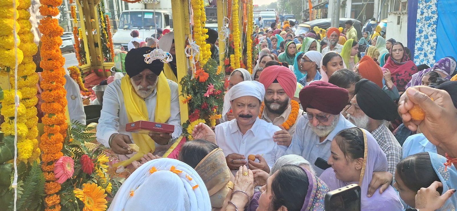 गुरु नानक देव जी की जयंती पर भव्य नगर कीर्तन, कांग्रेस प्रदेश अध्यक्ष करन माहरा हुए शामिल