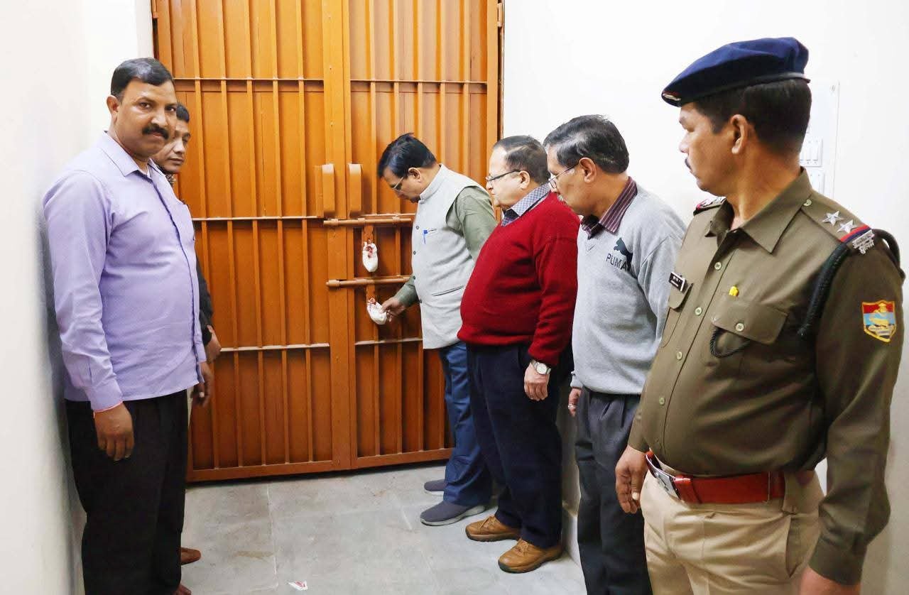 चमोली में ईवीएम वेयर हाउस का निरीक्षण किया गया