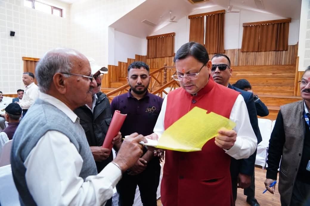 सीएम धामी ने लगाया जनता दरबार, सुनीं लोगों की समस्याएं