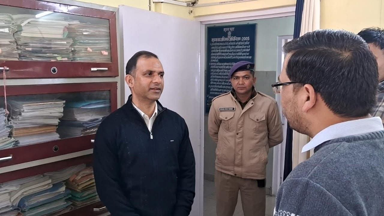 डीएम पिथौरागढ़ ने किया विकास भवन का औचक निरीक्षण