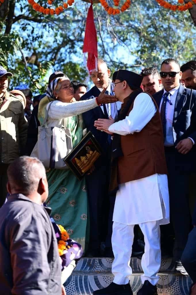 पैतृक गांव पहुंचे सीएम धामी, लोगों से मिला अपार प्यार