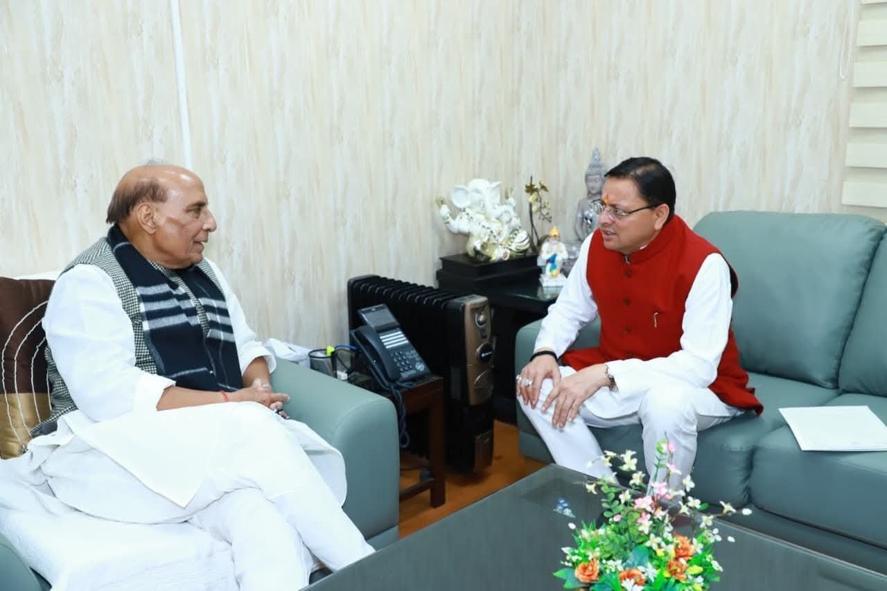 रक्षा मंत्री राजनाथ सिंह से मिले सीएम धामी, कई अहम मुद्दों पर की चर्चा