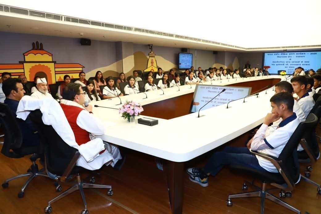 भारत दर्शन पर निकले देवप्रयाग के बच्चों से दिल्ली में मिले सीएम धामी