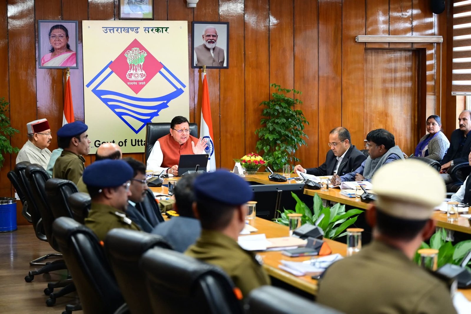 सड़क सुरक्षा परिषद की बैठक में सीएम धामी ने दिए ये निर्देश