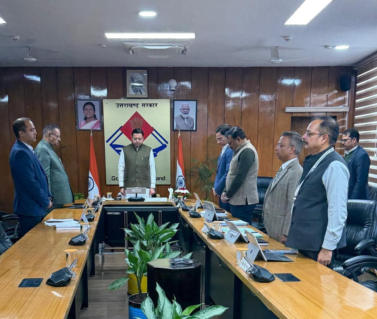 धामी कैबिनेट की बैठक में लिए गए 8 फैसले, पूर्व मंत्री दिवाकर भट्ट को दी गई श्रद्धांजलि