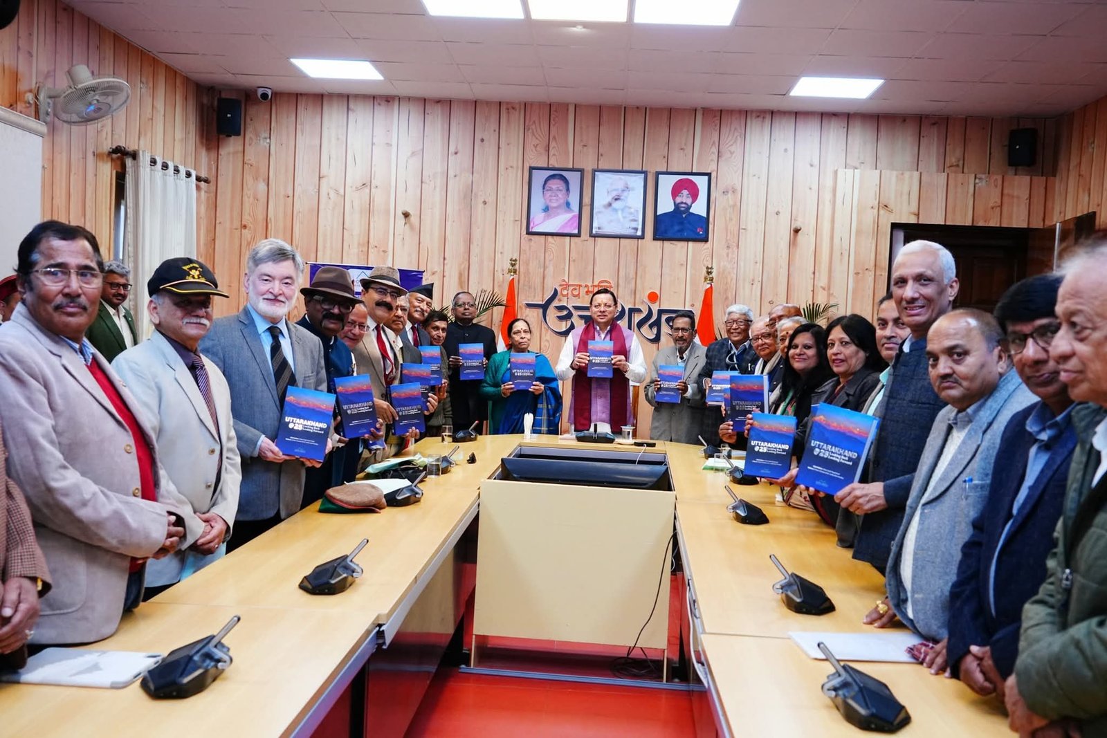 सीएम धामी ने किया इस पुस्तक का विमोचन