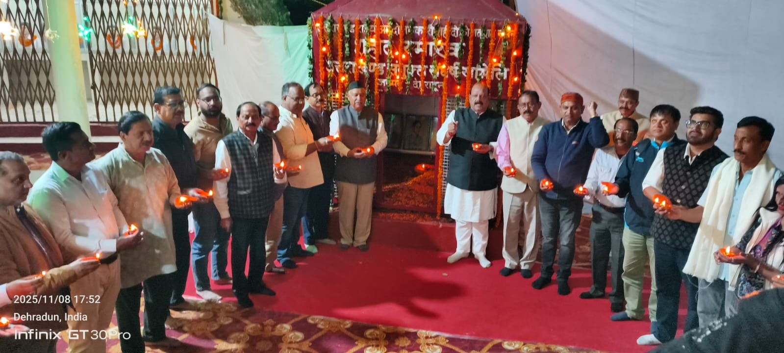 कांग्रेस ने देहरादून शहीद स्मारक पर दी श्रद्धांजलि, शहीदों के सपनों का उत्तराखंड बनाने का लिया संकल्प