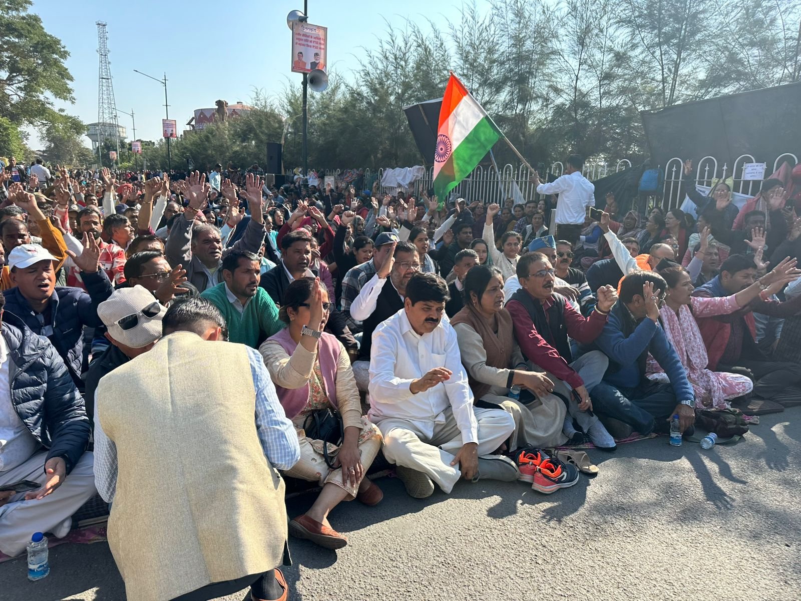 उपनल कर्मचारियों के आंदोलन में पहुंचे गणेश गोदियाल, दिया पूरा समर्थन