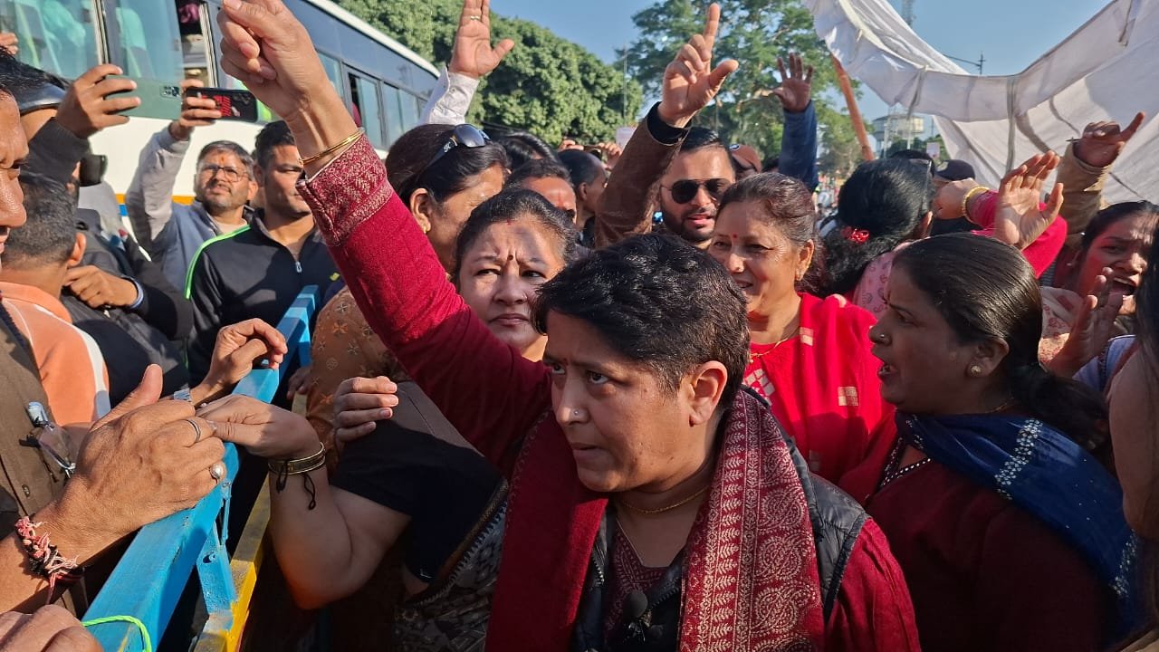 उत्तराखंड महिला कांग्रेस की प्रदेश अध्यक्ष ज्योति रौतेला ने उपनल कर्मचारियों को दी तंबू-टेंट की सौगात, धामी सरकार पर बोला जोरदार हमला