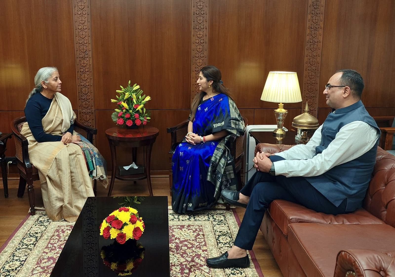 वित्त मंत्री निर्मला सीतारामण से प्रदेश महामंत्री दीप्ति रावत भारद्वाज की भेंट-उत्तराखंड की SHG महिलाओं के सशक्तिकरण पर विस्तार से चर्चा