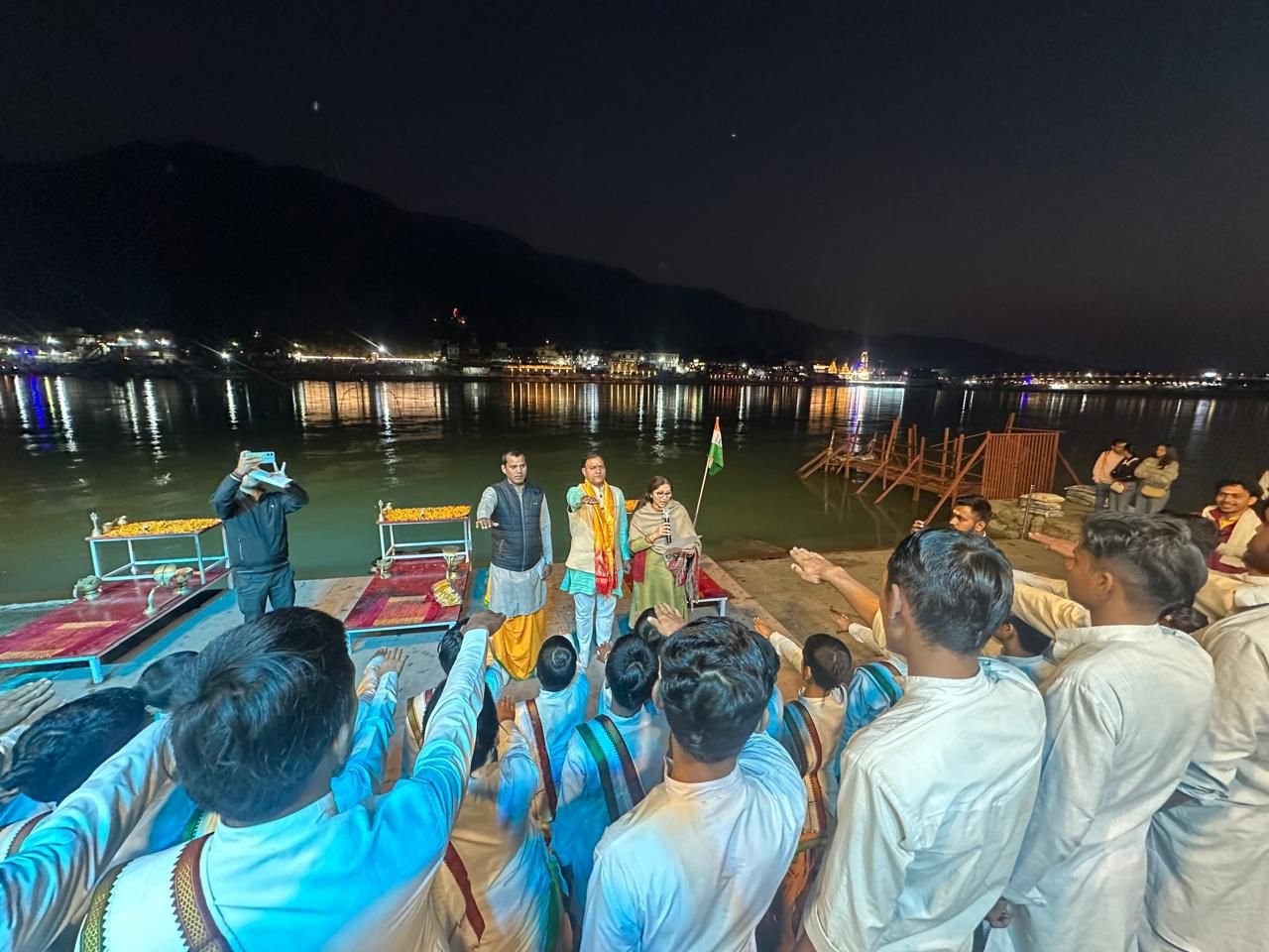 संविधान दिवस पर ऋषिकेश का शत्रुघन घाट ‘वंदे मातरम्’ और स्वदेशी संकल्प से गुंजायमान