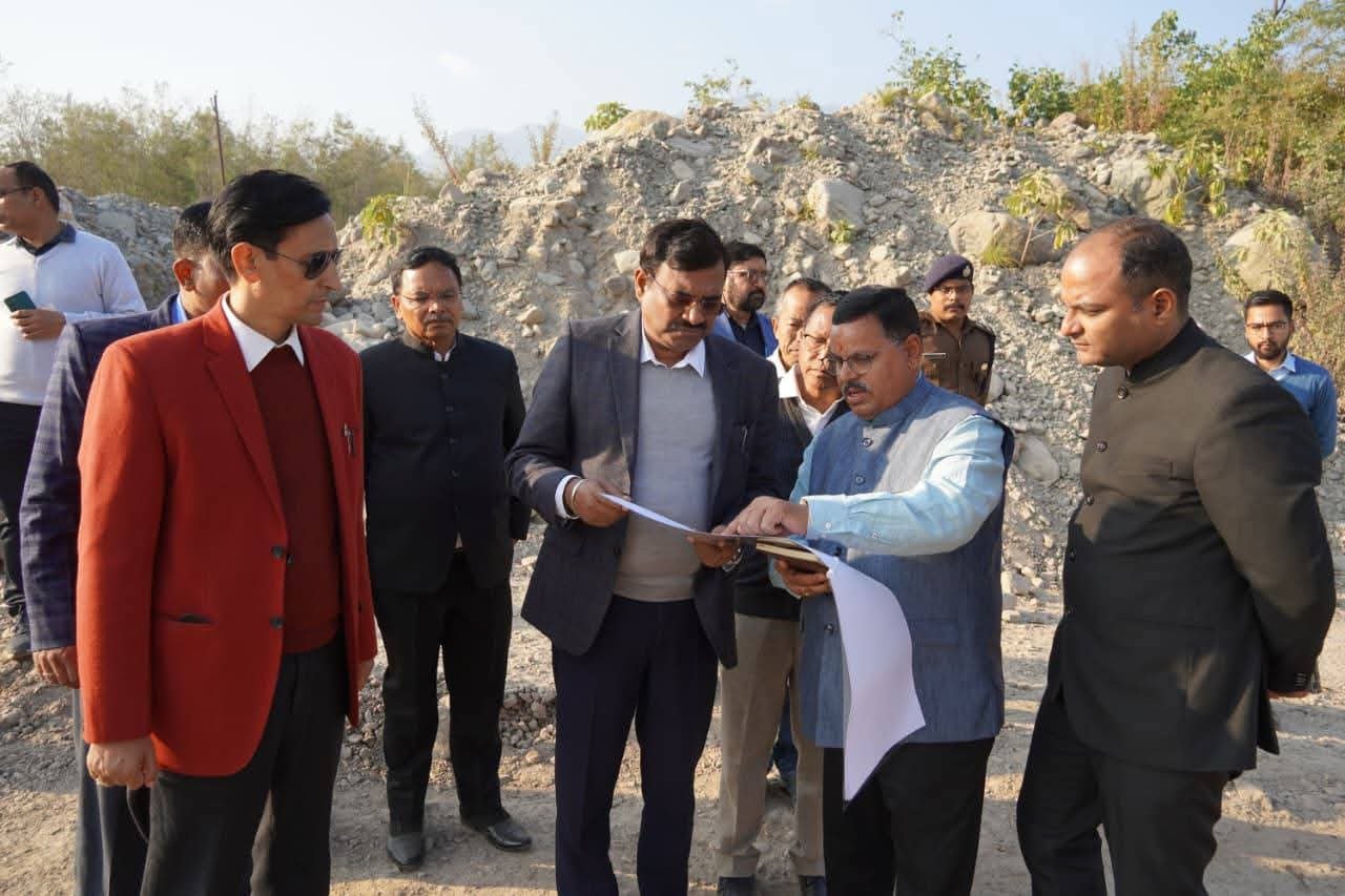 चंपावत में मुख्य सचिव ने कई योजनाओं का किया निरीक्षण