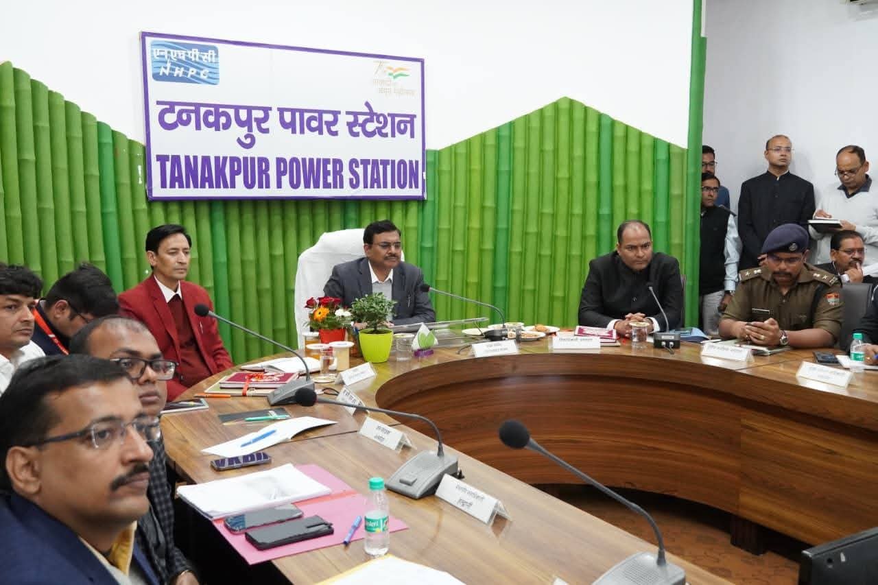 मुख्य सचिव ने बनबसा में की समीक्षा बैठक