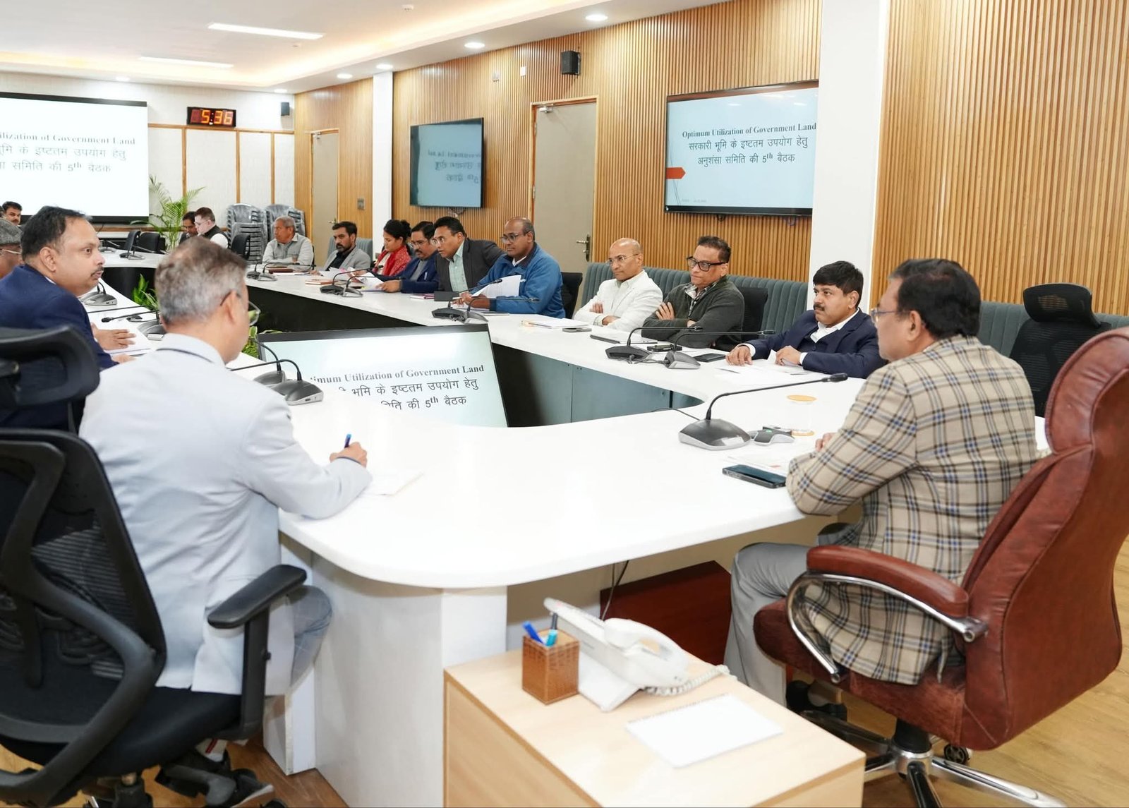 जमीन से जुड़े मामलों की समिति की बैठक