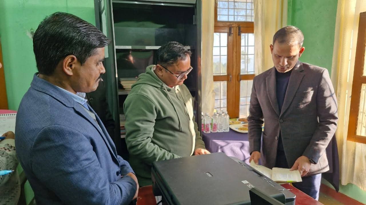 डीएम पिथौरागढ़ ने किया बेरीनाग तहसील का औचक निरीक्षण