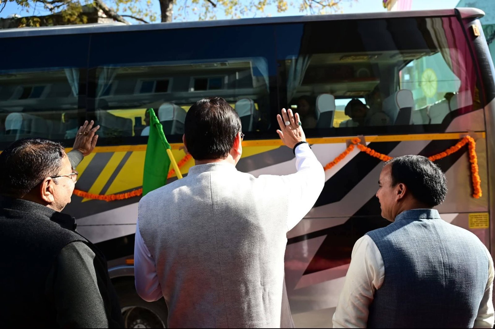 सीएम धामी ने 240 स्टूडेंट्स को भारत दर्शन के लिए रवाना किया