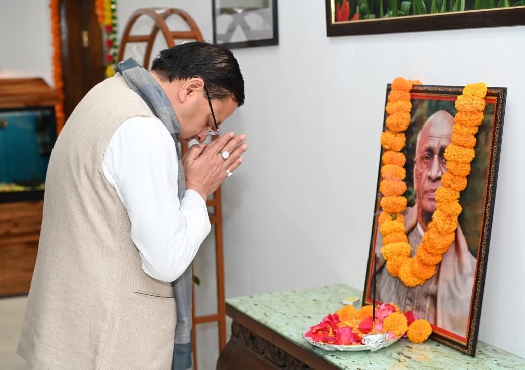 सीएम धामी ने पुण्यतिथि पर सरकार वल्लभभाई पटेल को किया नमन