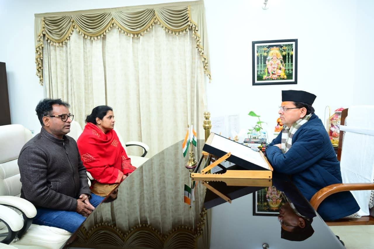 सीएम धामी से मिले दिवंगत पत्रकार पंकज मिश्रा के परिजन