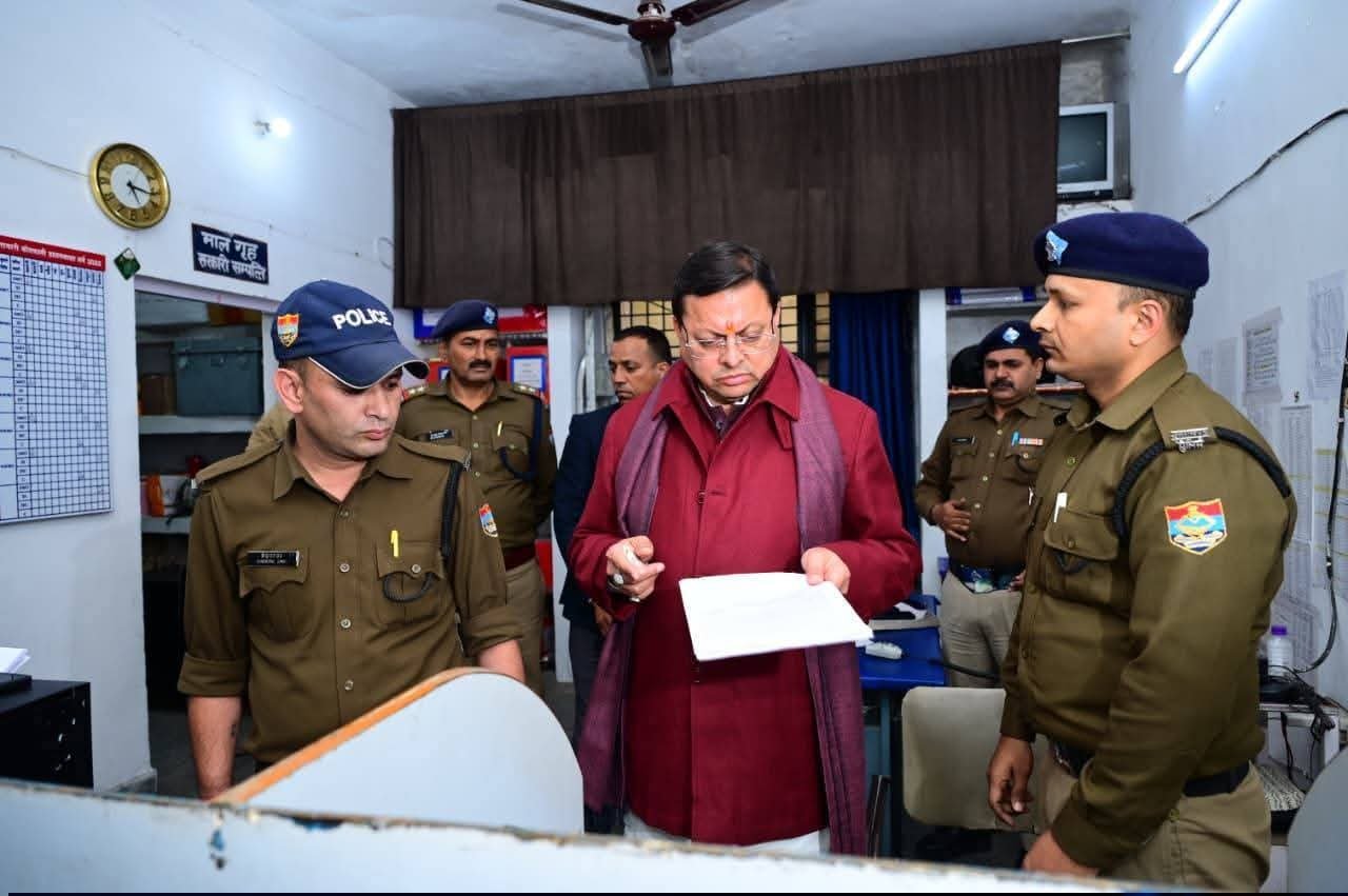 धामी ने किया डालनवाला पुलिस स्टेशन का औचक निरीक्षण, थानेदार लाइन हाजिर