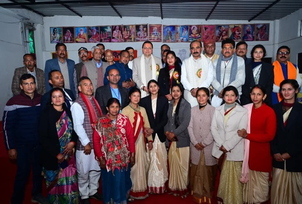 सीएम धामी ने सरस्वती शिशु मंदिर ताड़ीखेत के बच्चों के साथ किया संवाद