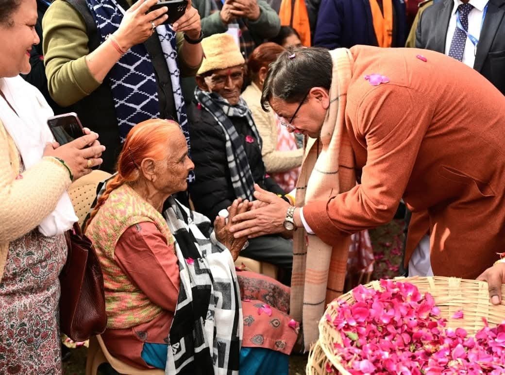 देहरादून में मातृ पितृ भक्ति दिवस कार्यक्रम में शामिल हुए सीएम धामी