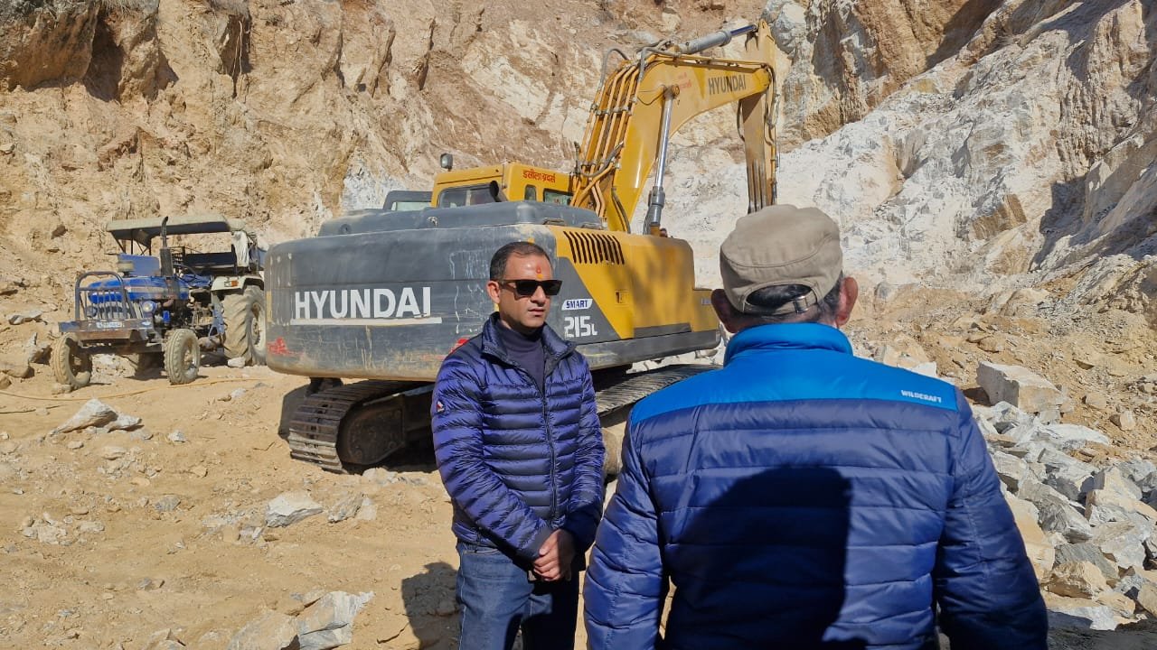 डीएम पिथौरागढ़ ने गंगोलीहाट में बन रही पार्किंग का लिया जायजा, काम में लापरवाही न बरतने के दिए निर्देश