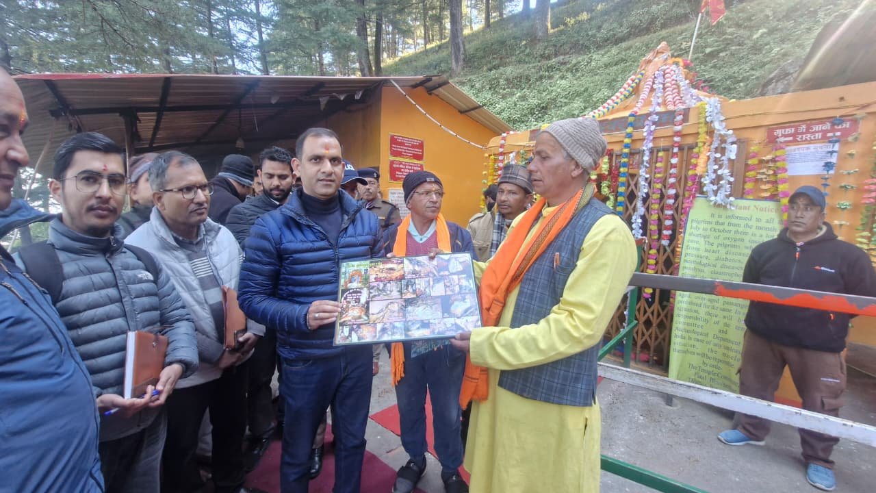 डीएम पिथौरागढ़ ने गंगोलीहाट में मानसखंड माला के मंदिरों के दर्शन किए, अधिकारियों को सफाई पर खास ध्यान देने के निर्देश